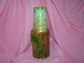 bottiglia di vetro con staccionata di legno e fiore