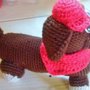 Bassotto amigurumi con cappellino e bandana