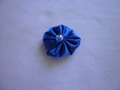 Yo-yo circolare (diametro 3 cm) di stoffa color azzurro lucido