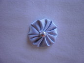 Yo-yo circolare (diametro 3 cm) di stoffa color grigio perla