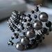 Braccialetto con importanti perle grigie e perline alternate grige nere ,fatto a mano