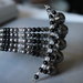 Braccialetto con importanti perle grigie e perline alternate grige nere ,fatto a mano