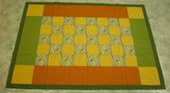 Copritavolo patchwork di stoffa gialla, arancio, verde, fiori