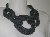 collana in lana con cerchi concentrici