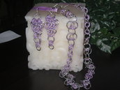 Collana e orecchini con anelli di colore lilla e argento