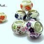 Perle a foro largo in ceramica con disegni floreali colori misti (13x10 mm) (Cod. 08362)