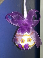 PASQUA - uovo decorato piccolo con nastro viola con fiori gialli