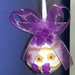 PASQUA - uovo decorato piccolo con nastro viola con fiori gialli