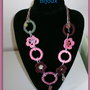                                            collana rosa fucsia con elementi a crochet