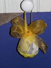 PASQUA- uovo decorato piccolo bianco con coniglio griggio e nastro giallo