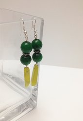 orecchini pendenti in pietre dure color verde e giada