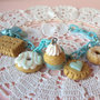 Bracciale biscotti, ciambella, cupcake in fimo, catena di seta, fiocco e perlina celeste