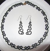 Parure con girocollo e orecchini coordinati, in cotone nero e perline argento, fatti a chiacchierino