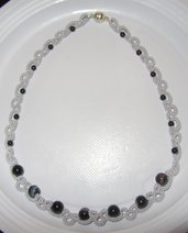 Collana in cotone grigio con perline e perle nere fatta a chiacchierino
