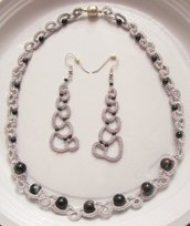 Parure con girocollo e orecchini coordinati in cotone grigio e perle nere, fatti a chiacchierino