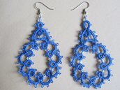 Orecchini pendenti azzurri con perline trasparenti fatti a mano a chiacchierino