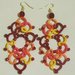 Orecchini pendenti multicolor giallo, arancione, rosso con perle mezzi cristalli rossi, fatti a chiacchierino
