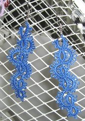 Orecchini in cotone azzurro con perlina argento, fatti a chiacchierino