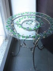 tavolino in ferro battuto e vetro