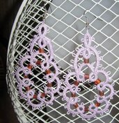 Orecchini pendenti cotone lilla con perline rosa sfumate, fatti a mano a chiacchierino