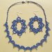 Parure con girocollo e orecchini coordinati in cotone azzurro e perline azzurre e argento, fatti a chiacchierino