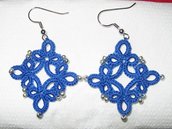 Orecchini pendenti in cotone azzurro con perline argento, fatti a chiacchierino