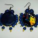 orecchini pendenti con perline azzurre, gialle e immagini, fatti a mano.