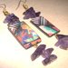 orecchini pendenti con pietre viola e immagine astratta, fatti a mano.