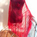 scialle rosso rubino realizzato con forcella
