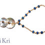 Collana dorata con tre conchiglie di madreperla e perline azzurre / blu