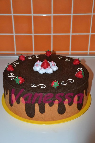 Copri torta rivestito e decorato con pannolenci - Cioccolato e fragole