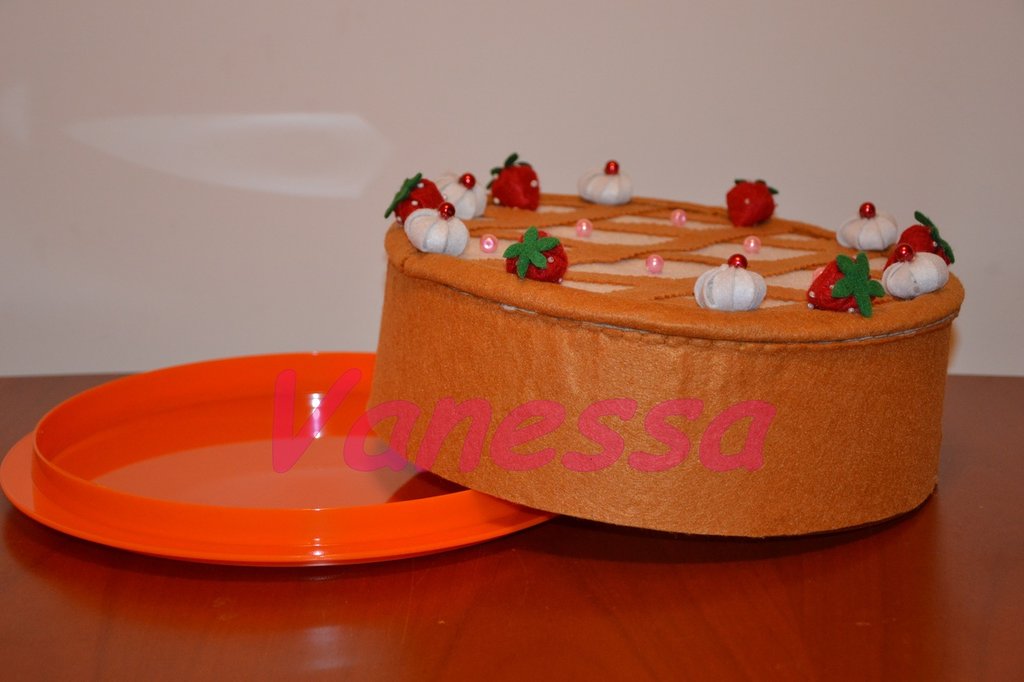 Copri torta rivestito e decorato con pannolenci - Crostata di frago