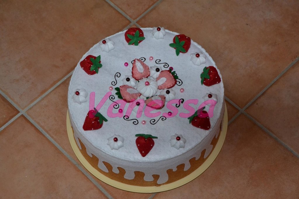Copri torta rivestito e decorato con pannolenci - Panna e fragole 