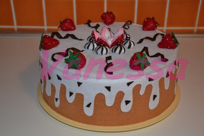 Copri torta rivestito e decorato con pannolenci - Panna e fragole