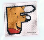 Lettera alfabeto ricamata a punto croce soggetto Winnie the Pooh
