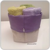 Cestino in cotone lilla con tre lavette lilla e verdi