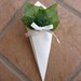 coni riso confettata decorati a mano con foglie di edera
