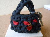 Portachiavi borsetta in  fettuccia nera , con cuore e nastro rosso, idea regalo.