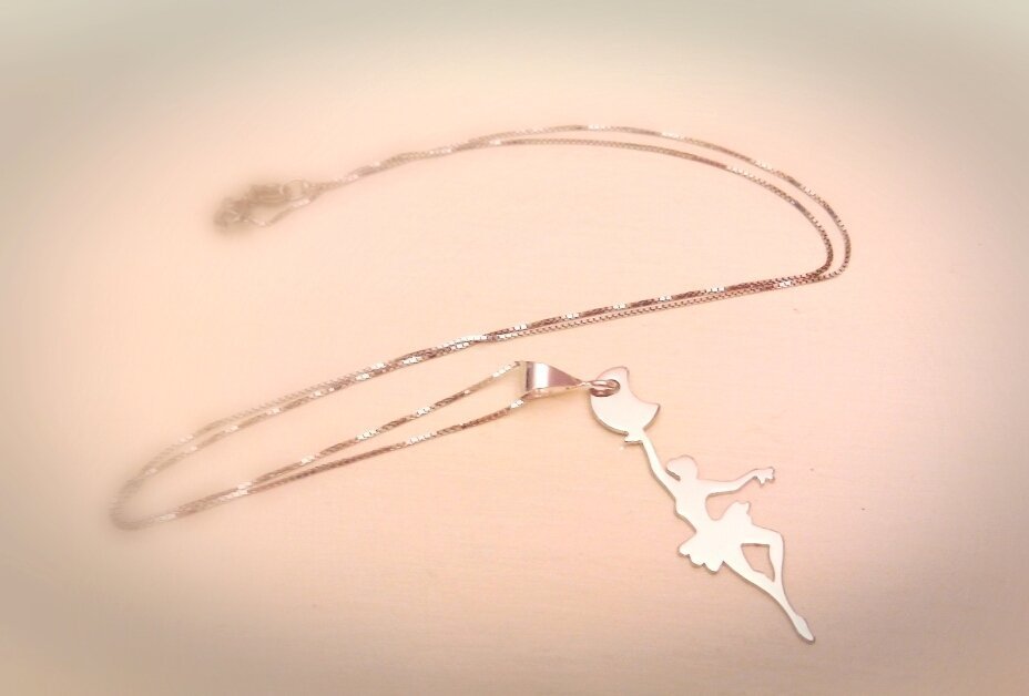Collana Ballerina In Acciaio Inox – Ciondolo Ballerina 2,2x3,9 Cm – Con Sacchetto Di Velluto – Regalo Per Appassionate Di Danza