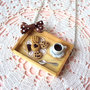 Collana colazione su vassoio in legno con caffè e biscotti in fimo