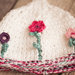 Cappellino Primavera con fiori fatto a ferri ed uncinetto