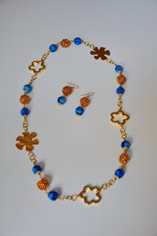 Collana e orecchini con catena dorata, perline azzurre e inserti dorati