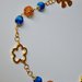 Collana e orecchini con catena dorata, perline azzurre e inserti dorati