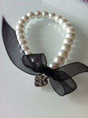 Bracciale di perle bianche con pendente a cuore