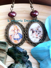 Orecchini "Alice in Wonderland" perle bordeaux fatti a mano