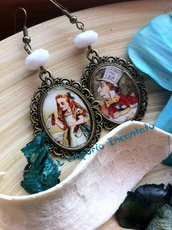 Orecchini "Alice in Wonderland" perle bianche fatti a mano