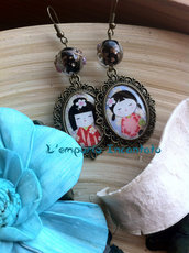 Orecchini "Kokeshi Dolls" perle in vetro decorato sui toni del nero