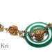 Collana dorata a maglie con un anello di giada verde