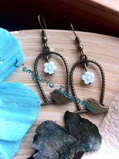 Orecchini "Cinguettio Primaverile" con fiorellino in resina azzurro