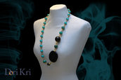 Lunga collana asimmetrica con delle giade verdi/blu diTiffany e una perla di onice nera.